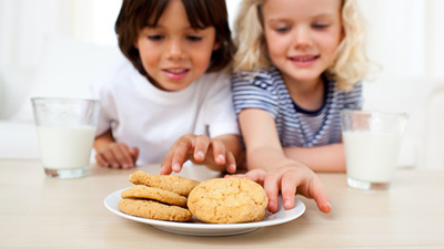 El 50% de los niños comen snacks poco saludables en la merienda