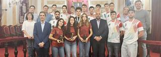 El alcalde recibió a deportistas del Iplacea y Balonmano Playa Alcalá