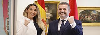 De Paco recibió a Jennifer Miranda, campeona mundial de boxeo
