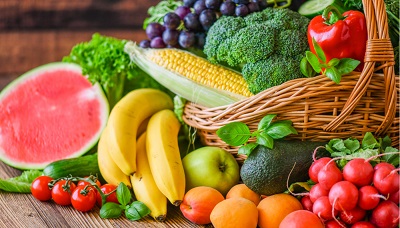 La ingesta de fruta y verdura ha de ser variada y en cantidad suficiente 